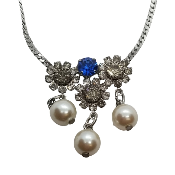 SILVERTONED CHAIN NECKLACE WITH AUSTRIAN CRYSTAL FLOWER & FAUX PEARL PENDANT - Picture 4 of 5